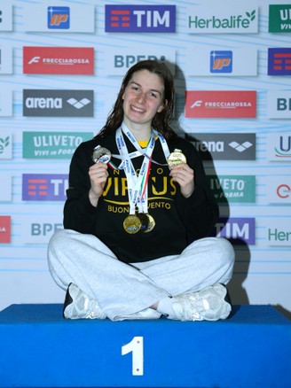 Alessandra Leoni con le medaglie.jpeg