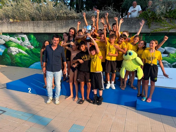 Premiazione squadra con vicesindaco Piccinelli.jpeg